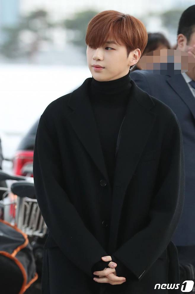 가수 강다니엘이 AAA 참석차 25일 인천국제공항을 통해 베트남 하노이로 출국을 하고 있다. 2019.11.25/사진 = 뉴스 1
