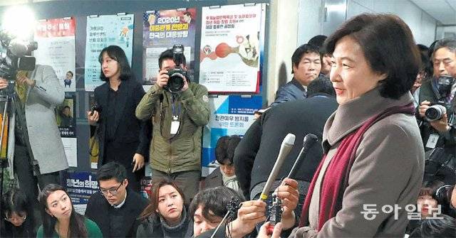 신임 법무부 장관 후보자로 지명된 더불어민주당 추미애 의원이 5일 서울 여의도 국회 의원회관 자신의 사무실 앞에서 기자회견을 하고 있다. 추 후보자는 “검찰 개혁은 시대적 요구”라면서 “많은 저항에 부딪히기도 하고, 그 길이 매우 험난하리라는 것을 국민도 아실 것”이라며 검찰 개혁을 향한 의지를 강조했다. 박영대 기자 sannae@donga.com