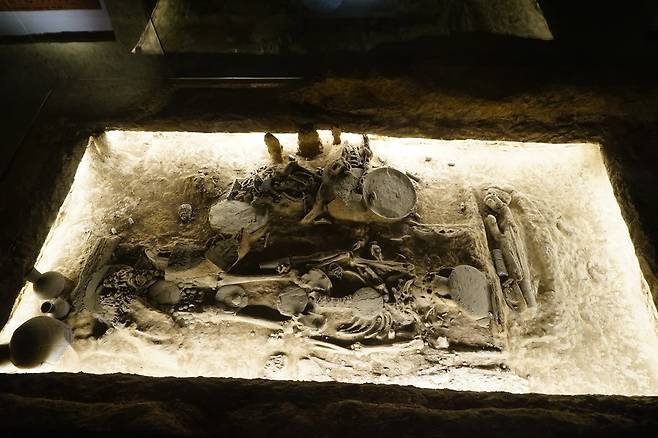 고조선의 대표적인 귀족 무덤인 정자와쯔 6512호 무덤. 이 무덤의 주인공이 제사를 담당했던 증거가 많이 발견됐다. 강인욱 교수 제공