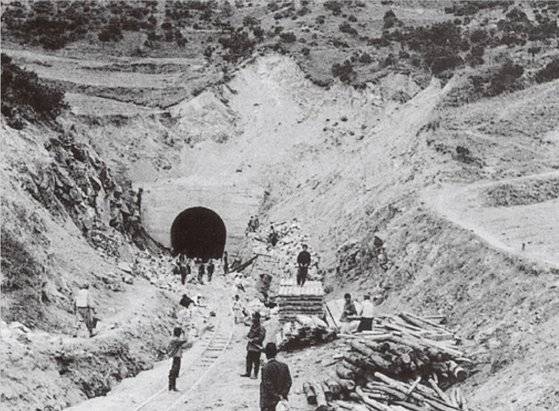 (사진 12) 1955년 이전 영암선 공사 현장. [출처 한국철도공사]