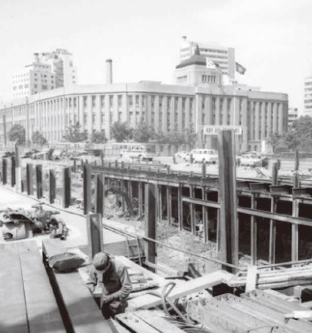 (사진 25) 1971년 서울시청역 부근 지하철 공사 현장. [출처 서울시청]