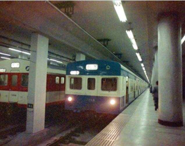 (사진 26) 1974년 8월 15일 개통한 서울지하철 1호선 및 수도권 전철. [출처 국가기록원]