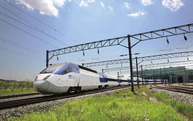(사진 38) 2010년 상업운행을 시작한 KTX-산천. [출처 한국철도공사]