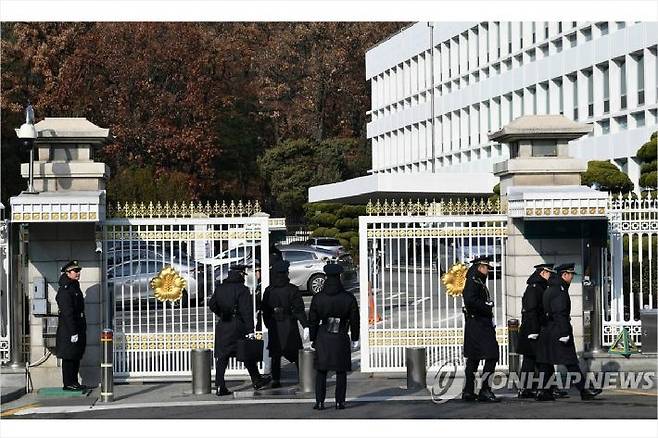검찰이 청와대 압수수색에 나선 4일 청와대 연풍문에 관계자들이 출입을 하고 있다. (사진제공=연합뉴스)
