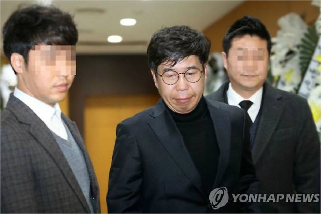 백원우 전 청와대 민정비서관이 3일 오전 서울 서초구 서울성모병원 장례식장에 마련된 전 청와대 민정비서관실 특별감찰반 수사관의 빈소 조문을 마친 후 장례식장을 나서고 있다. (사진제공=연합뉴스)