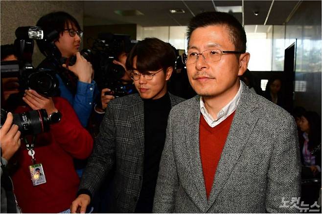 자유한국당 황교안 대표가 4일 국회에서 나경원 원내대표와의 면담을 마치고 나서고 있다. (황 대표는 전날 최고위원회의에서 나 원내대표의 임기를 연장하지 않기로 결정했다.) 윤창원기자