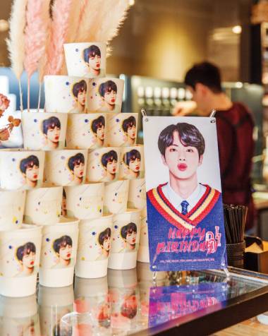 진의 얼굴 사진이 들어간 컵홀더. [김도균]