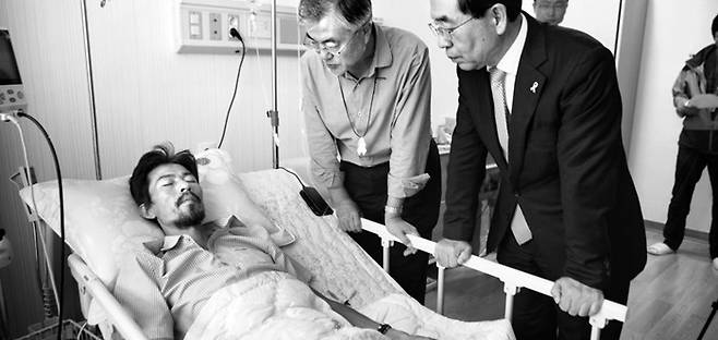 2014년 8월 단식 40일째 쓰러져 입원 중인 세월호 유가족 김영오씨를 문재인 당시 새정치민주연합 대표와 박원순 서울시장이 문병하고 있다. /조선일보DB