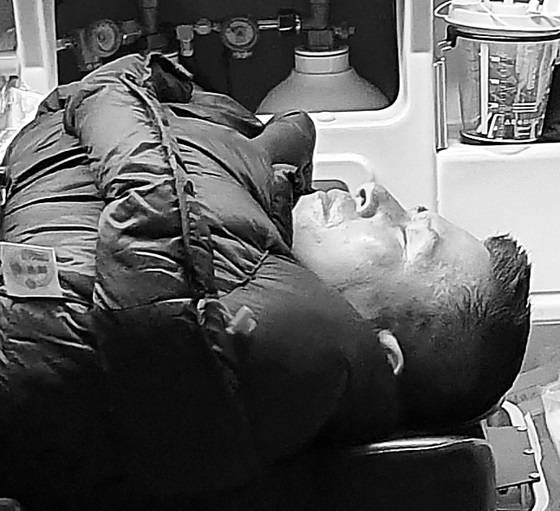 지난 11월 27일 황교안 자유한국당 대표가 단식 8일 만에 의식을 잃고 쓰러져 구급차로 이송되고 있다. /조선일보DB