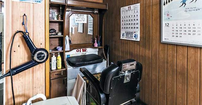 서울 '마을탕'의 이발소. / 김종연 영상미디어 기자