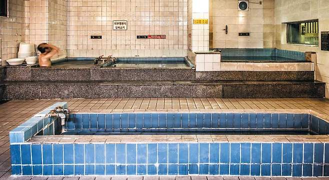 1967년에 문 연 서울 '원삼탕'은 전통 목욕탕 풍경 그대로여서 영화·예능 프로그램 촬영 장소로 종종 등장한다. / 이신영 영상미디어 기자