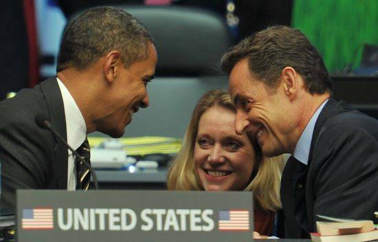 버락 오마바 전 미국 대통령(왼쪽)과 니콜라 사르코지 전 프랑스 대통령(오른쪽)이 담소를 나누고 있다. 사진=국민일보DB