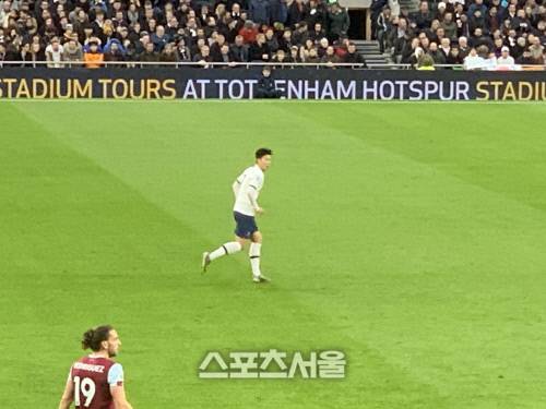 손흥민이 경기에 집중하고 있다.런던 | 이동현통신원