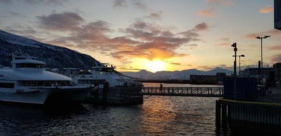 트롬쇠의 새해 첫 일출. 북위 70도에 있는데다 주위가 산으로 둘러싸여 새해가 한참 지난 1월22일이 되어서야 극야가 끝나고 새해 첫 일출을 볼 수 있다. [사진 한국해양수산개발원]