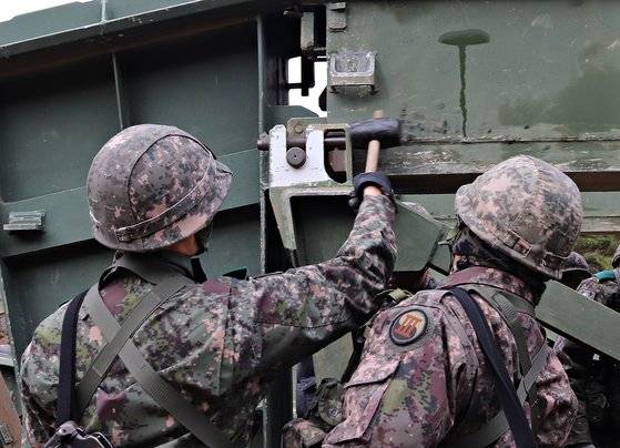 교량대대 장병이 핀을 넣고 망치로 고정하고 있다. 박용한