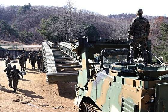 교량대대 장병이 조립을 완료한 뒤 교량을 계곡 건너편으로 추진하기 위해 장갑전투도저(KM9ACE)가 준비하고 있다. 박용한