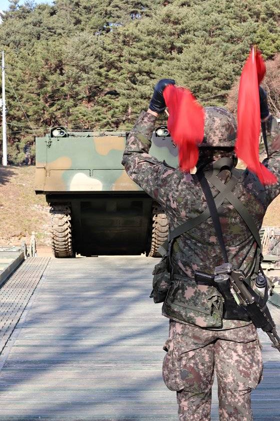 구축을 완료한 간편조립교 위로 장갑전투도저가 이동하고 있다. 박용한