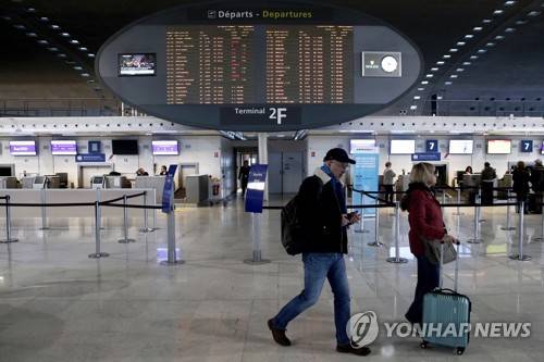 지난 6일 파리 북쪽의 로이시 공항. 5일부터 시작된 운수 분야 파업으로 공항이 한산하다. EPA연합뉴스