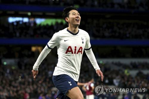 번리를 상대로 시즌 10호골을 넣고 골 세리머니를 펼치는 손흥민 (AP=연합뉴스)