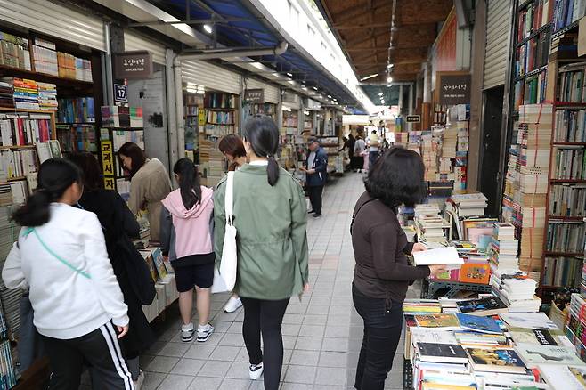 부산 중구 보수동 책방 골목 모습. 부산 중구 제공
