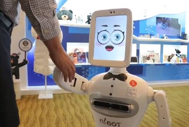 롯데그룹 마케팅 포럼에 선보인 안내 로봇. 출처: 클로봇