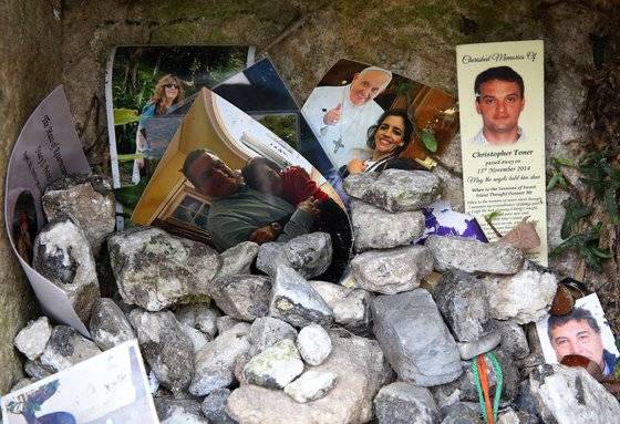 산티아고 순례길을 걷다 보면 누군가 놓고 간 사진이 자주 눈에 띈다. 정확한 내막은 알 수 없지만, 길에 놓인 사진에서 슬픈 사연을 읽게 된다. 길은 걷는 건 이처럼 무언가를 내려놓는 일이다.