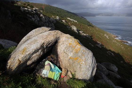 피니스테레의 신발 태우던 장소 지금은 아무것도 태울 수 없다. 대신 많은 순례자가 손때 묻은 소지품을 놓고 간다. 여기에 나는 10년 가까이 사용하던 제주올레 손수건을 놓고 왔다.