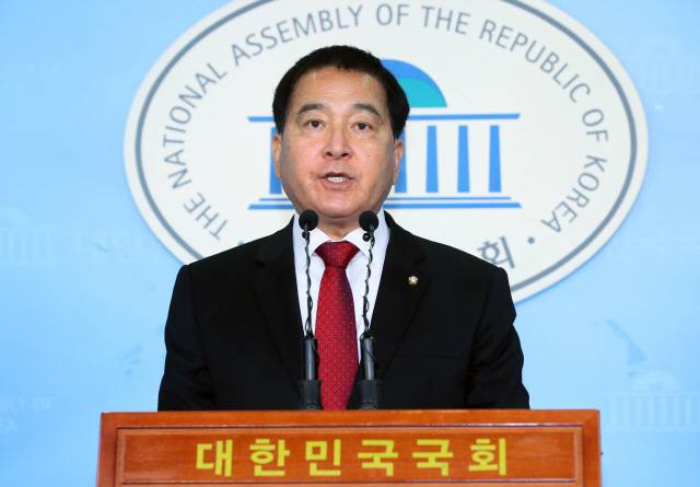 심재철 의원이 5일 국회 정론관에서 원내대표 출마를 선언하고 있다./연합뉴스