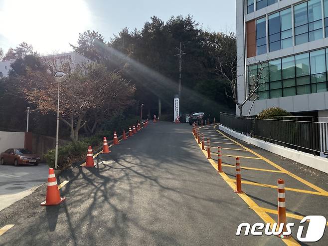 10일 찾아간 부산 수영구 스포츠문화타운 내 도로 양 옆으로 불법주차를 막기 위해 시선유도봉 등이 설치돼 있다.2019.12.10/© 뉴스1 박세진 기자