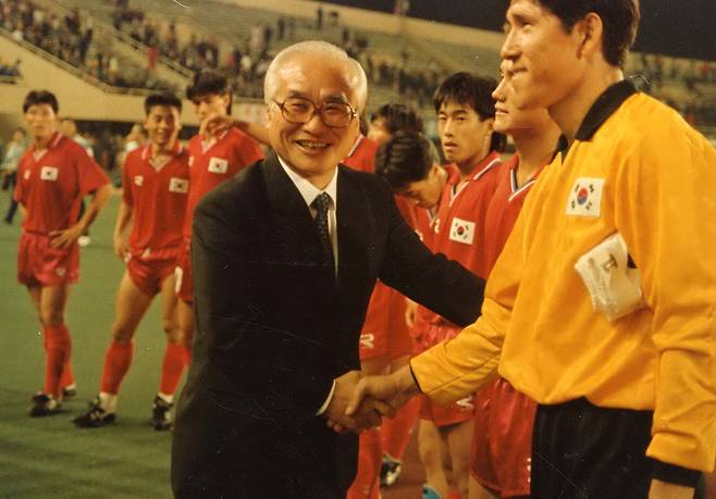 고인은 1988년부터 1993년까지 제 45대, 46대 대한축구협회 회장으로 일했다. [중앙포토]