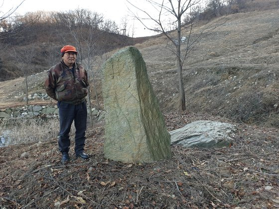 경기도 연천군 중면 마거리 민통선 내 고인돌 집단지에서 발견된 청동기 시대 '선돌'. 전익진 기자