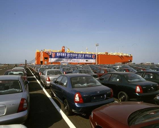 대우자동차가 군산항에서 누비라를 선적하고 있다. [사진 대우세계경영연구회]