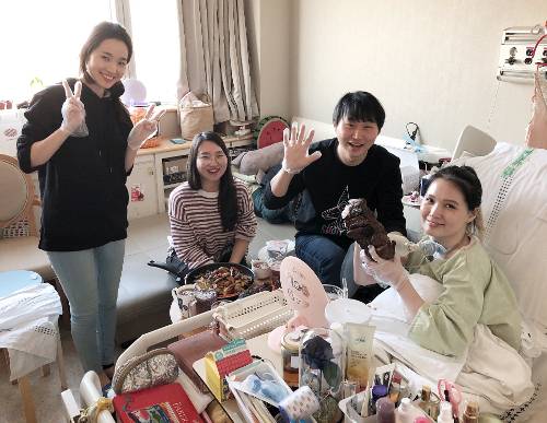 온유씨와 봉사자들이 같이 식사하는 모습. 생명의말씀사 제공