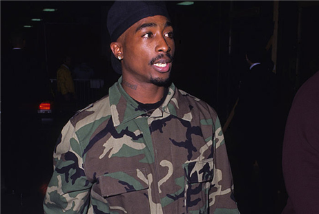 노터리어스와 라이벌 구도를 형성했던 래퍼 투팍(Tupac)도 종종 미군 전투복을 입고 나타났다. 사진은 1996년의 모습 /출처= ⓒwww.rap-up.com