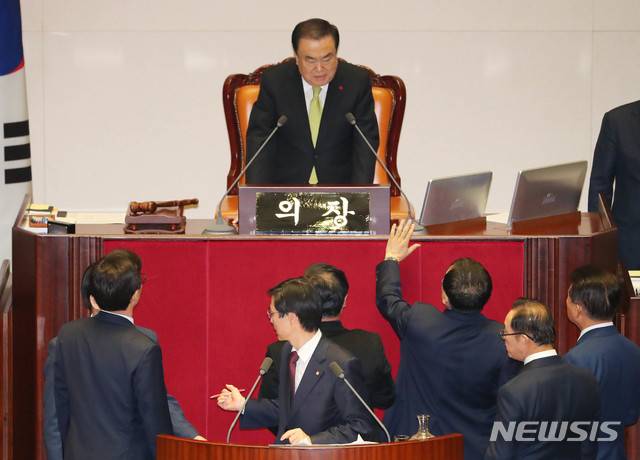 [서울=뉴시스] 장세영 기자 = 자유한국당 의원들이 10일 서울 여의도 국회 본회의에서 2020년 예산안 통과 반대를 외치며 문희상 의장에게 항의하고 있다. 2019.12.10. photothink@newsis.com