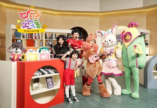 EBS의 올해 야심작&nbsp;‘딩동댕 친구들-장난감나라의 비밀’의 다양한&nbsp;캐릭터 모습. 킁킁 시장,&nbsp;마시와 멜로, 하루(앞줄 왼쪽부터), 단추마녀, 캡틴 우주로, 노라라, 이즈라, 킹수수(뒷줄 왼쪽부터).&nbsp;EBS 제공