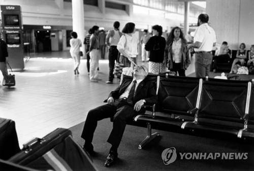 공항에서 눈 붙이는 김우중 전 대우그룹 회장 (서울=연합뉴스) 김우중 전 대우그룹 회장이 9일 오후 11시50분 숙환으로 향년 83세로 별세했다. 사진은 출장을 위해 찾은 공항에서 눈을 붙이고 있는 김우중 전 대우그룹 회장의 모습. 2019.12.10 [대우세계경영연구회 제공. 재판매 및 DB 금지]