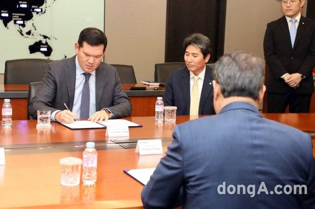 서명식에서 허윤홍 GS건설 신사업부문 대표가 사인하고 있다.