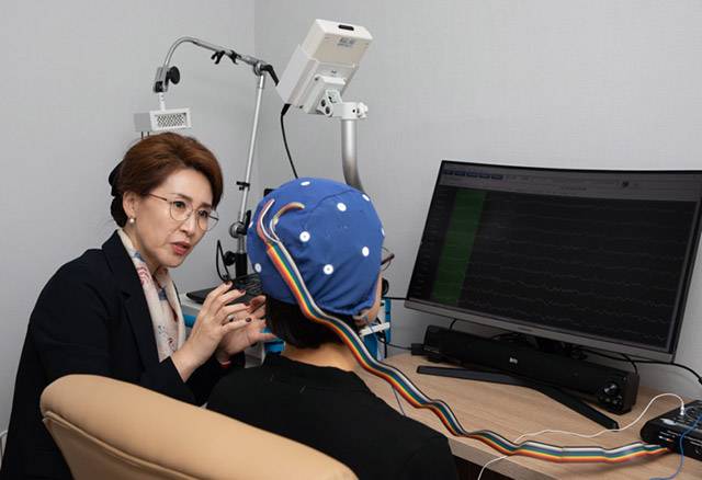 연세맑음정신건강의학과에서는 약물없이 뇌파 조절 훈련을 통해 뇌 기능을 향상시키는 훈련을 한다./연세맑음정신건강의학과 제공
