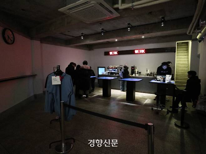 카페보다는 클럽이나 바를 연상시키는 베르크 로스터스