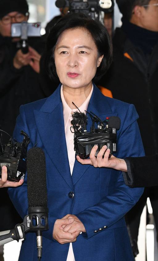 추미애 법무부 장관 후보자가 9일 오전 인사청문회 준비단 사무실이 마련된 서울 양천구 서울남부준법지원센터로 첫 출근하며 기자들의 질문에 답하고 있다. 남정탁 기자