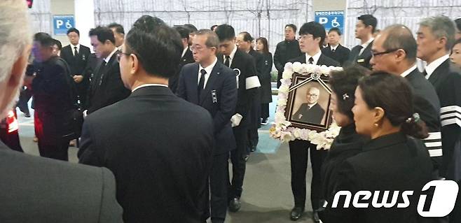 고(故) 김우중 전 대우그룹 회장의 발인과 영결식이 12일 오전 수원 영통구 아주대 병원에서 열렸다. 2019.12.12/뉴스1 © News1 이비슬 기자