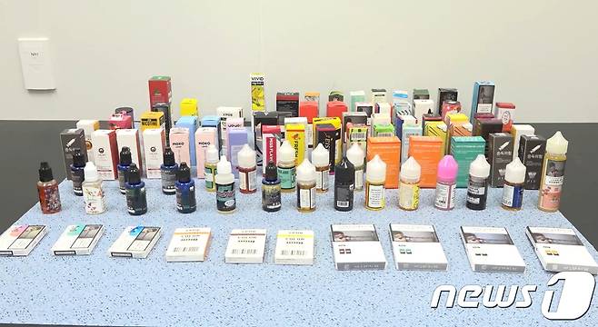 식약처가 유해물질 분석 검사를 한 국내 유통 액상형 전자담배. © 뉴스1