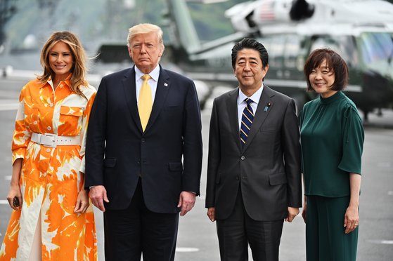지난 5월 28일 도널드 트럼프 미국 대통령 부부(왼쪽)가 아베 신조 일본 총리(오른쪽 두번째) 부부와 함께 일본 해상자위대 호위함인 가가함에 승선해 기념촬영을 하고 있다. [EPA=연합뉴스]