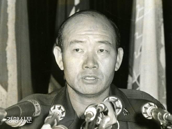 12.12사태 당시 기자회견을 하는 전두환 보안사령관 / 경향신문 자료사진