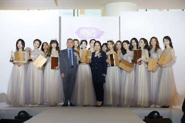 레일리천예진 회장(맨 앞줄 왼쪽 첫 번째)이 수상자들과 기념사진 촬영