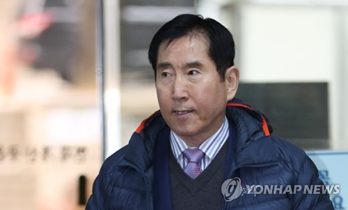 '댓글 조작' 결심공판 출석하는 조현오 (서울=연합뉴스) 김주성 기자 = 이명박정부 당시 댓글 조작을 지시한 혐의로 기소된 조현오 전 경찰청장이 13일 오후 서울 서초동 서울중앙지법에서 열린 결심 공판에 출석하고 있다. 2019.12.13 utzza@yna.co.kr