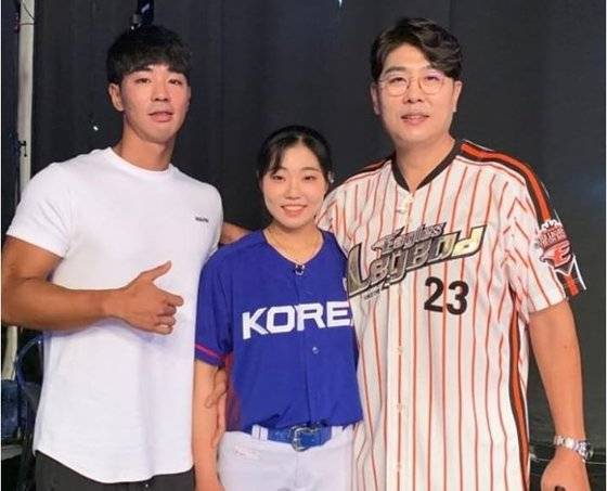 여자야구 대표팀 김라경(가운데)과 한화 선수 출신 오빠 김병근(왼쪽). 오른쪽은 정민철 한화 단장. [사진 김라경 SNS]