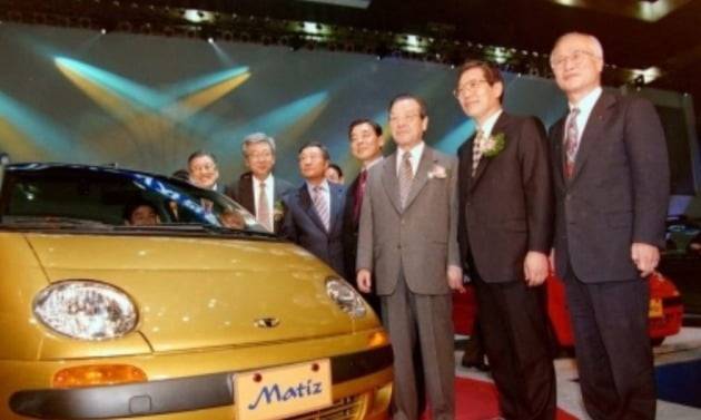 사진은 1998년 3월 27일 당시 코엑스에서 열린 대우차 경차 마티즈 신차 관람회에서 김종필 국무총리(오른쪽에서 세 번째)를 비롯한 내빈들과 기념촬영하는 김 전 회장(오른쪽 끝). [사진=연합뉴스]
