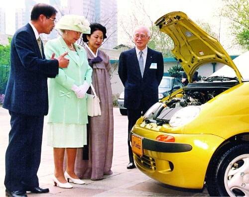 1999년 김우중 전 회장이 대우자동차를 방문한 엘리자베스 2세 영국 여왕과 자동차를 보고 있는 모습. [사진=연합뉴스]